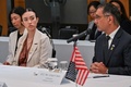 都内で先進7か国（G7）の大使らと面会した元人質のイスラエル人女性ノア・アルガマニさん（左、2024年8月21日撮影）。(c) Richard A. Brooks / AFP