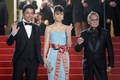 南仏カンヌ（Cannes）で開催中の第66回カンヌ国際映画祭（Cannes Film Festival）で20日、コンペティション部門に出品されている三池崇史（Takashi Miike）監督作『藁の楯』の公式上映が行われ、監督とともに主演の大沢たかお（Takao Osawa）、共演者の松嶋菜々子（Nanako Matsushima）がレッドカーペットを歩いた。この日は、公式上映に先立ち、記者会見とフォトコールも行われた。

写真は、レッドカーペットに登場した（左から）大沢、松嶋、三池監督（2013年5月20日撮影）。(c)AFP/ANNE-CHRISTINE POUJOULAT