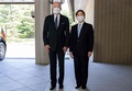 東京都内の皇居・御所で、ジョー・バイデン米大統領（左）を出迎えられる天皇陛下（2022年5月23日撮影）。(c) SAUL LOEB / POOL / AFP