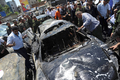 シリア・ダマスカス（Damascus）中心部の裁判所がある区画で起きた爆発で破壊された車の残骸（2012年6月28日撮影）。(c)AFP