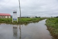 ナイジェリア南東部ベヌエ州の州都マクルディで、豪雨による洪水で冠水した道路と近くの教会（2017年9月1日撮影）。(c)AFP/Lemmy IJIOMA
