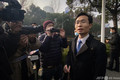 中国人ジャーナリストの張展氏の裁判が開かれる上海市浦東新区人民法院前で報道陣の取材に応じる同氏の弁護人（中央、2020年12月28日撮影）。(c)Leo RAMIREZ / AFP