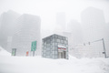 暴風雪に見舞われた米マサチューセッツ州ボストンで、雪に覆われた地下鉄駅（2015年2月15日撮影）。(c)AFP/Getty Images/Scott Eisen