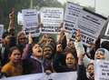 インド・ニューデリー（New Delhi）の中心部にあるインド門（India Gate）で集団女性暴行事件に抗議する人びと（2012年12月27日撮影）。(c)AFP/SAJJAD HUSSAIN