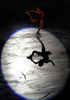 フィギュアスケート世界国別対抗戦（%%ISU World Team Trophy 2009%%）のエキシビションが19日、東京・国立代々木競技場で行われ、日本の安藤美姫（%%Miki Ando%%）や浅田真央（%%Mao Asada%%）が、ゲストとして登場した米パフォーマンス集団ブルーマングループ（%%Blue Man Group%%）とともにパフォーマンスした。写真はエキシビションで演技する浅田真央。（2009年4月19日）(c)AFP/TORU YAMANAKA