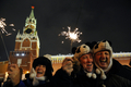 ロシア・モスクワ（Moscow）の赤の広場（Red Square）には1日未明、新年を祝おうと約12万人が集まった。ドミトリー・メドベージェフ（Dmitry Medvedev）大統領は、経済危機に耐えている国民に感謝するとともに家族の大切さを強調した。写真は赤の広場で花火を手に新年を祝う人々(2010年1月1日撮影)。(c)AFP/DMITRY KOSTYUKOV