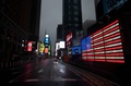 米国旗のイルミネーション。米ニューヨークのタイムズスクエアで（2020年4月30日撮影）。（(c)Johannes EISELE / AFP