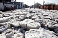 メキシコ・ハリスコ州グアダラハラ東部で、ひょうが積もった道路（2019年6月30日撮影）。(c)Ulises RUIZ / AFP