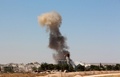シリア北部アインアルアラブ（クルド名：コバニ）に上る煙（2015年6月25日撮影）。(c)AFP