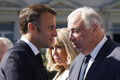 フランスのエマニュエル・マクロン大統領（左）とジェラール・ラルシェ上院議長。パリで（2024年7月14日撮影）。(c)Ludovic MARIN / POOL / AFP
