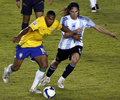 アルゼンチンのフェルナンド・ガゴ（%%Fernando Gago%%）とボールを競り合うブラジルのジュリオ・バプティスタ（%%Julio Baptista%%）。（2008年6月18日撮影）(c)AFP/Evaristo SA