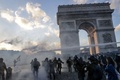 仏パリで行われた「ジレ・ジョーヌ（黄色いベスト）」運動のデモで、凱旋門前に出動した警察の放水車がデモ隊に放った水（2019年3月16日撮影）。(c)Geoffroy VAN DER HASSELT / AFP