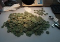 スペイン南部セビリアの工事現場から見つかった古代ローマ時代の硬貨。同市の考古学博物館で（2016年4月28日撮影）。(c)AFP/Gogo Lobato