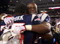 優勝を果たし喜びを分かち合うペイトリオッツのビンス・ウィルフォーク（%%Vince Wilfork%%、左）とベンジャミン・ワトソン（%%Benjamin Watson%%）。(c)AFP/Getty Images/ELsa