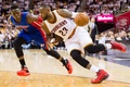 15-16NBAプレーオフ1回戦（7回戦制）、クリーブランド・キャバリアーズ対デトロイト・ピストンズ。ドライブを仕掛けるクリーブランド・キャバリアーズのレブロン・ジェームズ（2016年4月16日撮影）。(c)AFP/Getty Images/Jason Miller