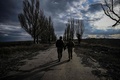 ウクライナ東部ノボルガンスクを歩くウクライナ兵（2022年2月19日撮影）。(c)ARIS MESSINIS / AFP