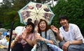 韓国・ソウルで、結婚式を挙げる人気俳優のペ・ヨンジュンさんを一目見ようと、式場に続く道路上で待機する日本人ファンたち（2015年7月27日撮影）。(c)AFP/JUNG YEON-JE