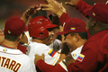 第2回ワールド・ベースボール・クラシック（%%2009 World Baseball Classic%%）2次ラウンド2組1位決定戦、米国戦で2回に本塁に生還し、チームメイトに祝福されるベネズエラのシーザー・イズタリス（%%Cesar Izturis%%、中央）。（2009年3月18日撮影）(c)AFP/Getty Images/Doug Benc