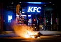 オランダ・ロッテルダムで、若者らと警察の衝突が発生し、燃やされた乗り物（2021年1月25日撮影）。(c)Marco de Swart / ANP / AFP