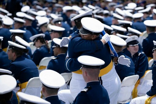 帽子を空へ！ 米空軍士官学校で卒業式 写真17枚 国際ニュース：AFPBB News