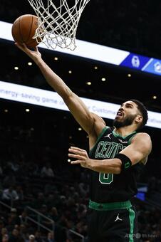 キャバリアーズ、開幕15連勝でストップ 王者セルティックスに黒星 写真