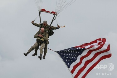 97歳元米兵、75年ぶりノルマンディーにパラシュート降下 写真18枚 国際