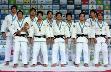 日本が団体戦で男女ともに金メダル、世界柔道 写真2枚 国際ニュース
