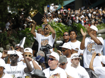 ファイナル制覇のスパーズ、本拠地で船上パレード