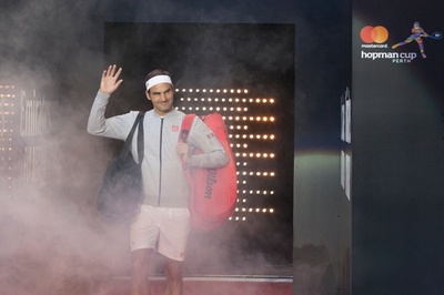 フェデラーが会場で調整、ファンと交流も ホップマン杯