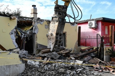 伊ローマ、「マフィアの邸宅」を重機で解体