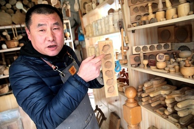 月餅の繊細な模様を作る木型を手作り 今や西安市で唯一