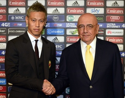 本田が本拠地サン・シーロでミラン入団会見