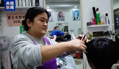 中国でコミュニケーション達人の女性理容師に全国から注目集まる
