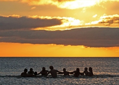 朝日を浴びて200人が全裸海水浴、英国