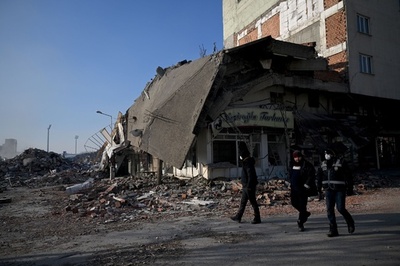 トルコ治安当局、被災地で略奪の容疑者拷問 人権団体報告