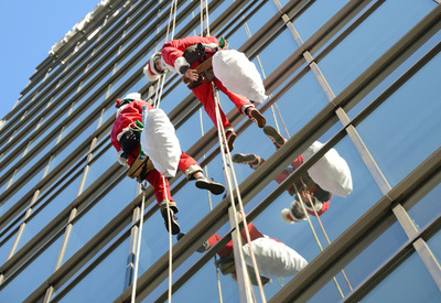 窓ふきサンタ、高層ビルに出現！そのお手並みは？