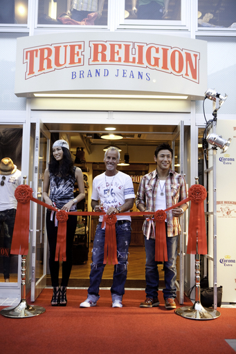 「トゥルー リリジョン ブランド ジーンズ」神宮前に路面店が誕生、モデルらが祝福