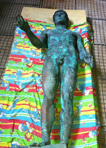 ガザ地区の海で発見のアポロン像、地上から移された可能性も