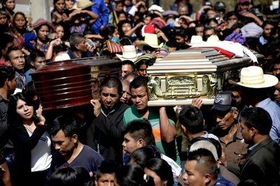 男の子2人の誘拐殺人事件 葬儀に数千人参列 グアテマラ