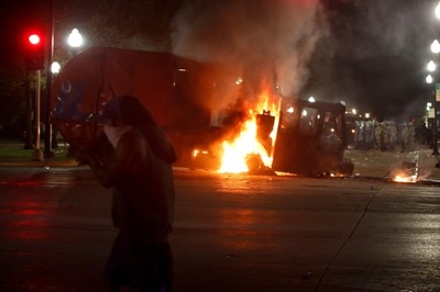 警官が銃撃の黒人男性、半身まひに 米都市で2夜連続の暴動