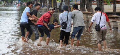 洪水1週間、ジャカルタはまだ水の中 インドネシア