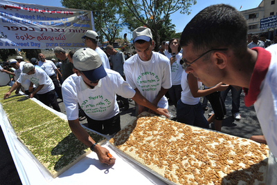 巨大な伝統菓子作りでギネスに挑戦、イスラエル