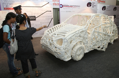 骨で作った車の乗り心地は?　インド近現代美術展