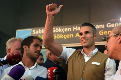 フェネルバフチェ加入のファン・ペルシー、イスタンブールに到着