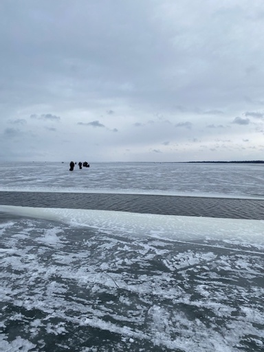 湖の氷分離で立ち往生 釣り人200人救助 米