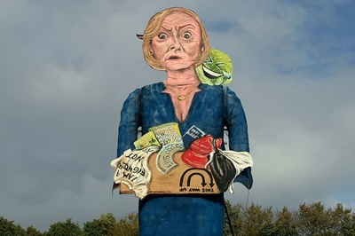 燃やされるのはトラス前首相とレタス 英ガイ・フォークス・ナイト