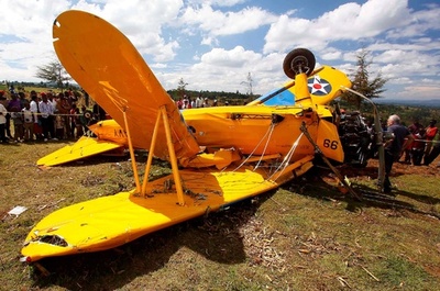 アフリカ縦断飛行機レース、ビンテージ機が不時着し大破