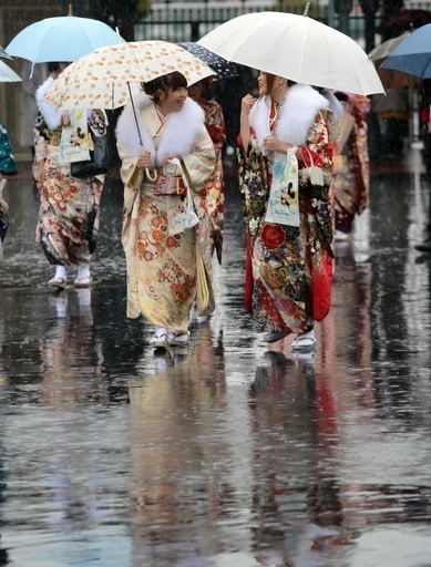 ミッキーやミニーが門出を祝福、ディズニーランドで成人式