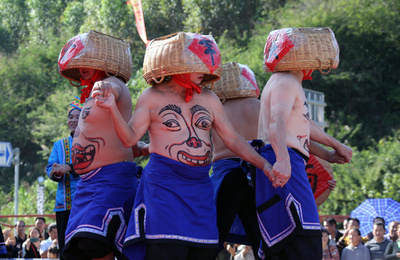 チワン族の独特の民間舞踊「田んぼの小人踊り」 中国・広西