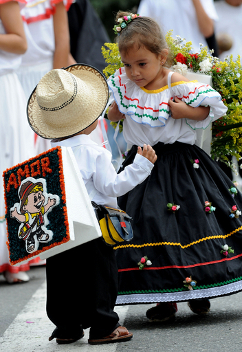 コロンビアの花の祭典、小さなペアがおすましダンス